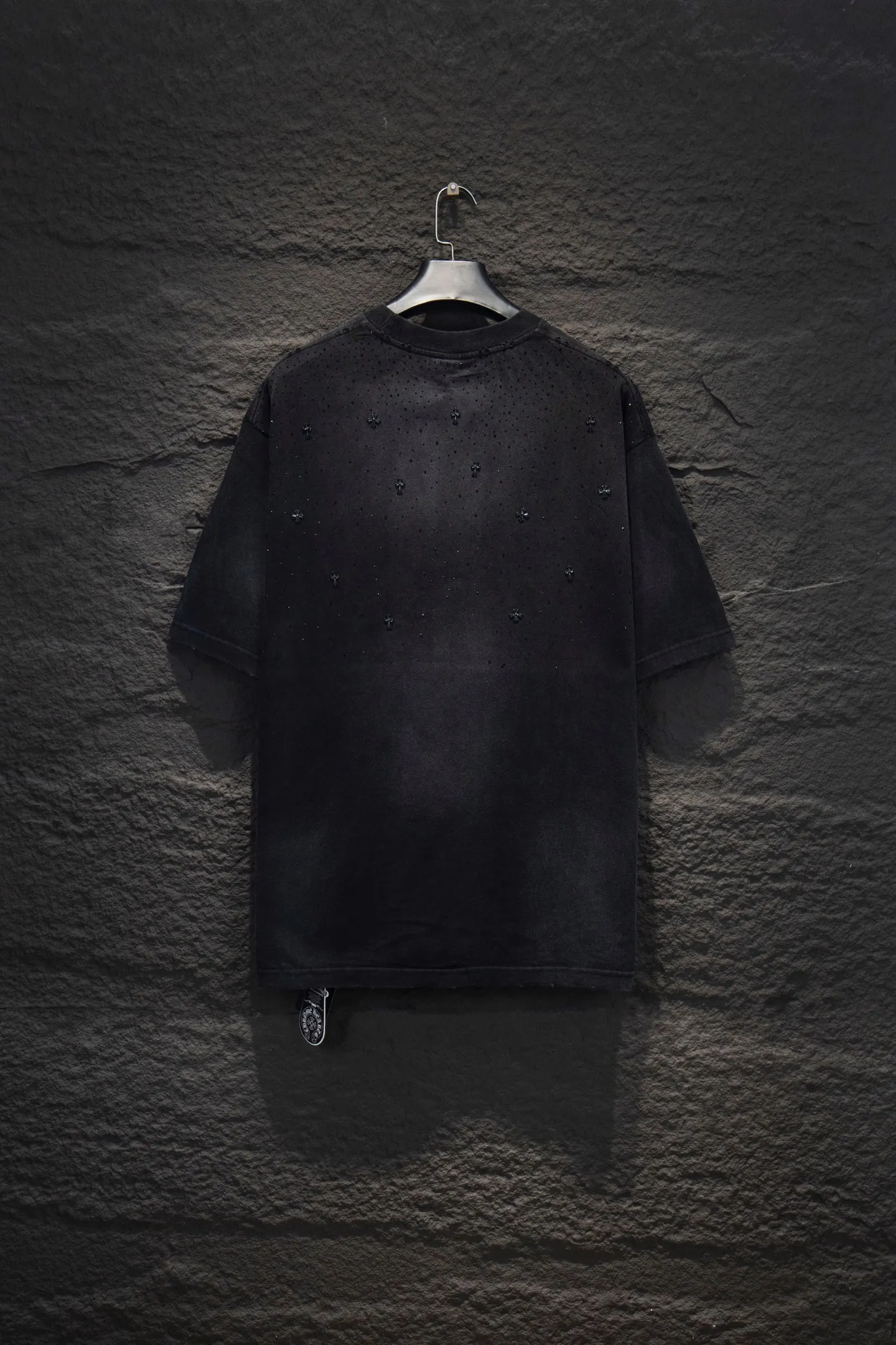 P180 🆕Chrome Hearts os version is really charming and Chrome Hearts is really a must-have. Each season's new version is made to the extreme. It is very practical and can be worn casually. Nice✔️ - ⚠️100% cotton. It is made of 32-count double yarn, 260-gram weight fabric and imported knitted carded cotton. It has moderate thickness, drape and contour, and the upper body is comfortable! ! It is very tolerant to fat body types and can instantly lose five pounds after wearing it!  Front panel #Back panel Neckline Bronzing elements# Imported hardware heavy craftsmanship and imported accessories. The body is washed, fried, frayed and added with handmade elements, which greatly increases the interest of the clothing; unique visual effects. The special fraying effect creates a unique distressed effect. The addition of handmade elements to the body greatly increases the interest of the clothing; it has a unique visual effect. After special fraying effect treatment, a unique distressed effect is formed. An irregular hem is added to the version. This year, Crow Heart is focusing on the version. In the past two years, the oversize version has become the focus of the trend. It has also been a popular staple in the past two years. The change of designers has made this brand an instant hit. The progressive fashion of the times also needs the blood impact of fresh elements and trendy designs in order to continue its glory! It’s stylish both inside and outside, a must-have for high street travel! An absolute "eye-catching style" that can match couples 💏 Color: Sandblasted Black Sandblasted Red Size: S M L XL